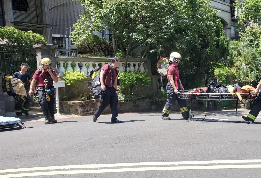 男子無呼吸心跳送醫搶救。（圖／翻攝畫面）
