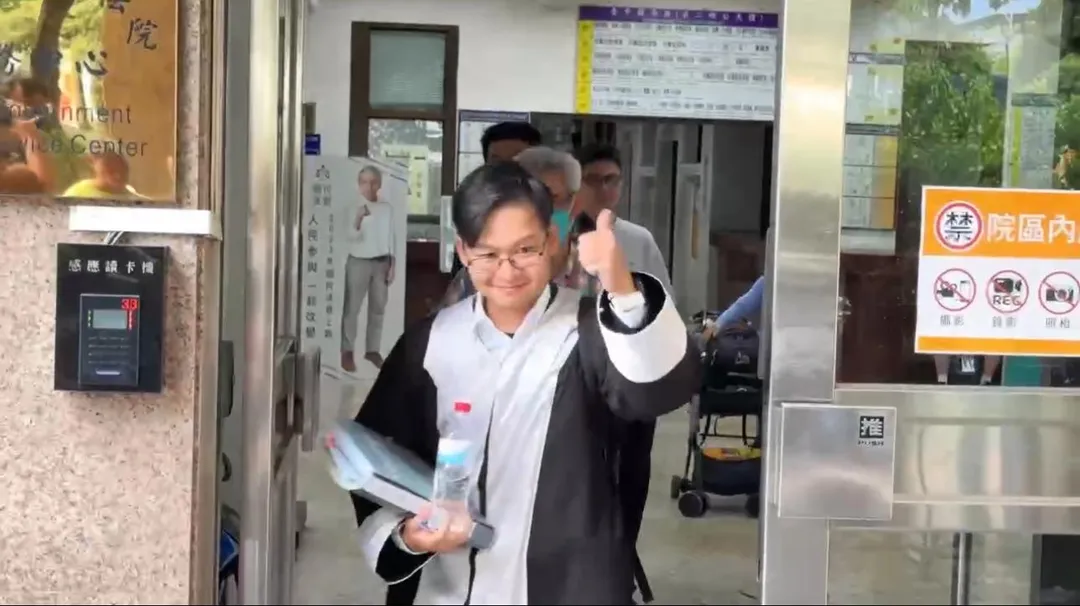 賴母委任律師王彥今得知勝訴比出大拇指。（圖／翻攝畫面）
