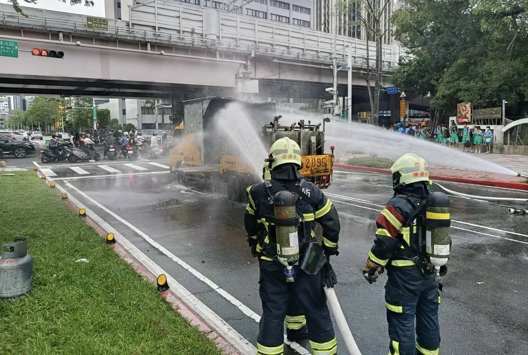 北市一輛標線工程車起火燃燒警消灑水灌救。(圖/翻攝畫面)