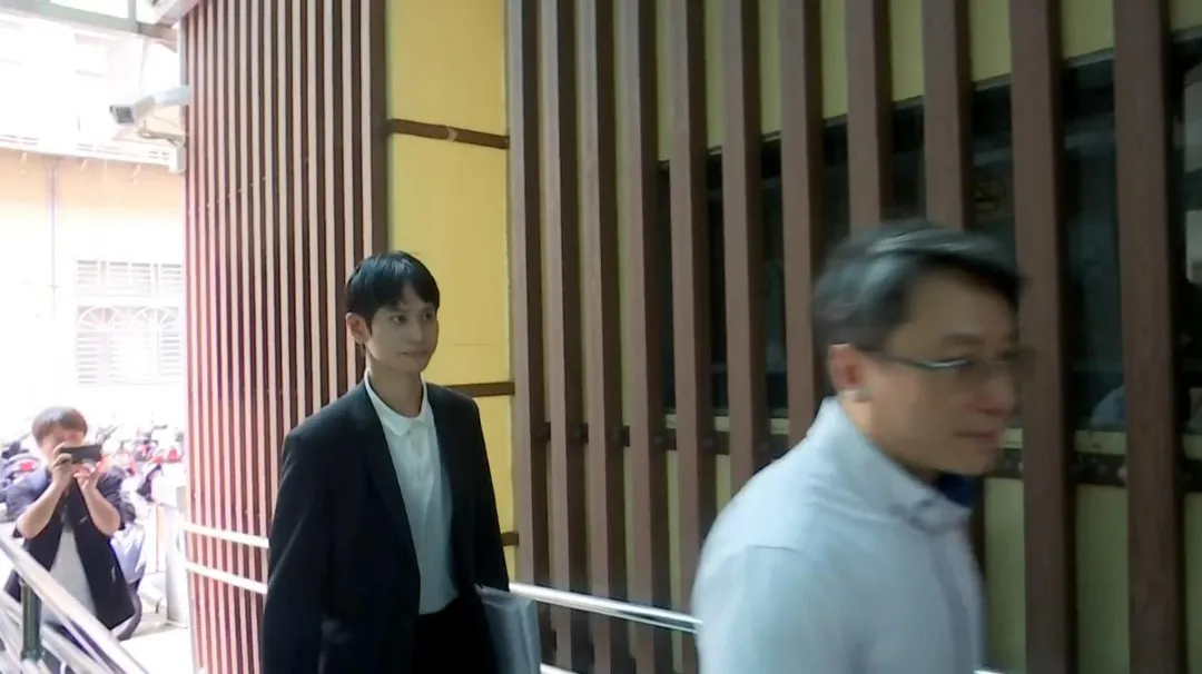 新北地檢署今（18）日下午再度傳喚「眾量級CROWD」成員家寧及Andy老師出庭，2人形同陌路，全程零互動。（圖/中天新聞）