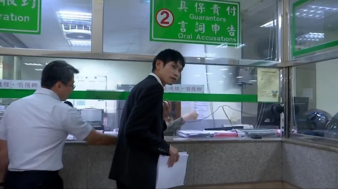 Andy老師在律師陪同下抵達新北地檢署報到。（圖/中天新聞）