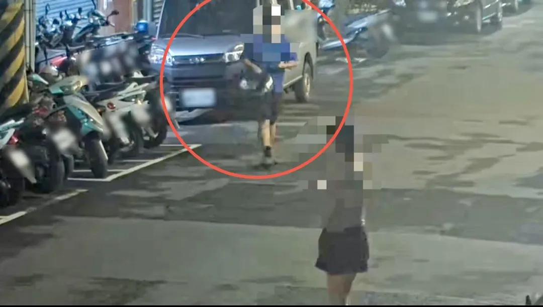 男子行竊過程全被監視器拍下。(圖/翻攝畫面)