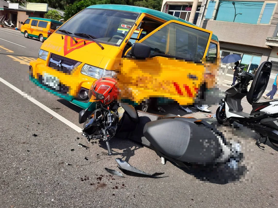 苗栗縣通霄鎮1輛幼兒園娃娃車下午行經台1線通灣里路段，於迴轉時與後方2部直行機車發生擦撞，造成3人受傷。（圖/翻攝畫面）