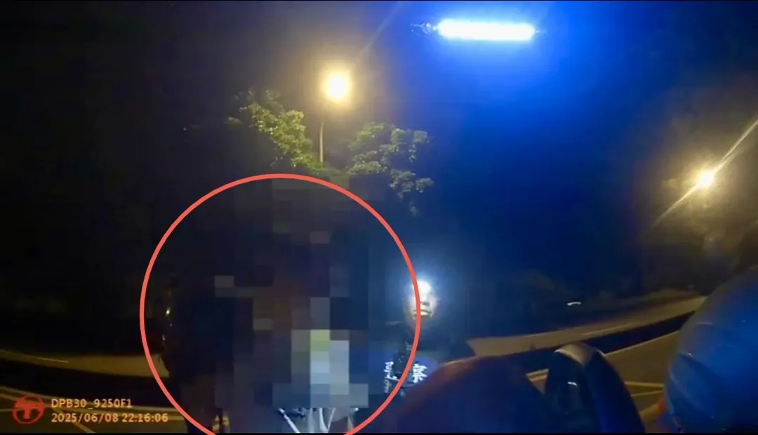 警方臨檢發現機車乘客身體不適主動協助送醫。（圖／翻攝畫面）