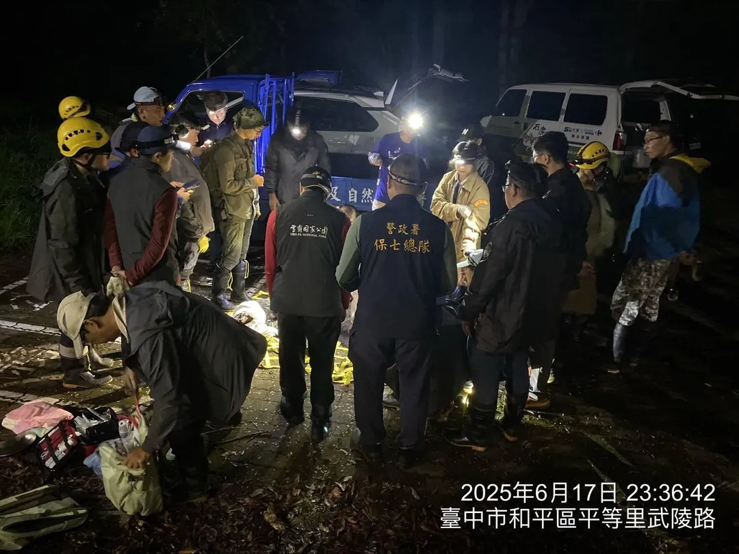 林業及自然保育署台中分署緊急調度27人前往救援。（圖／翻攝畫面）