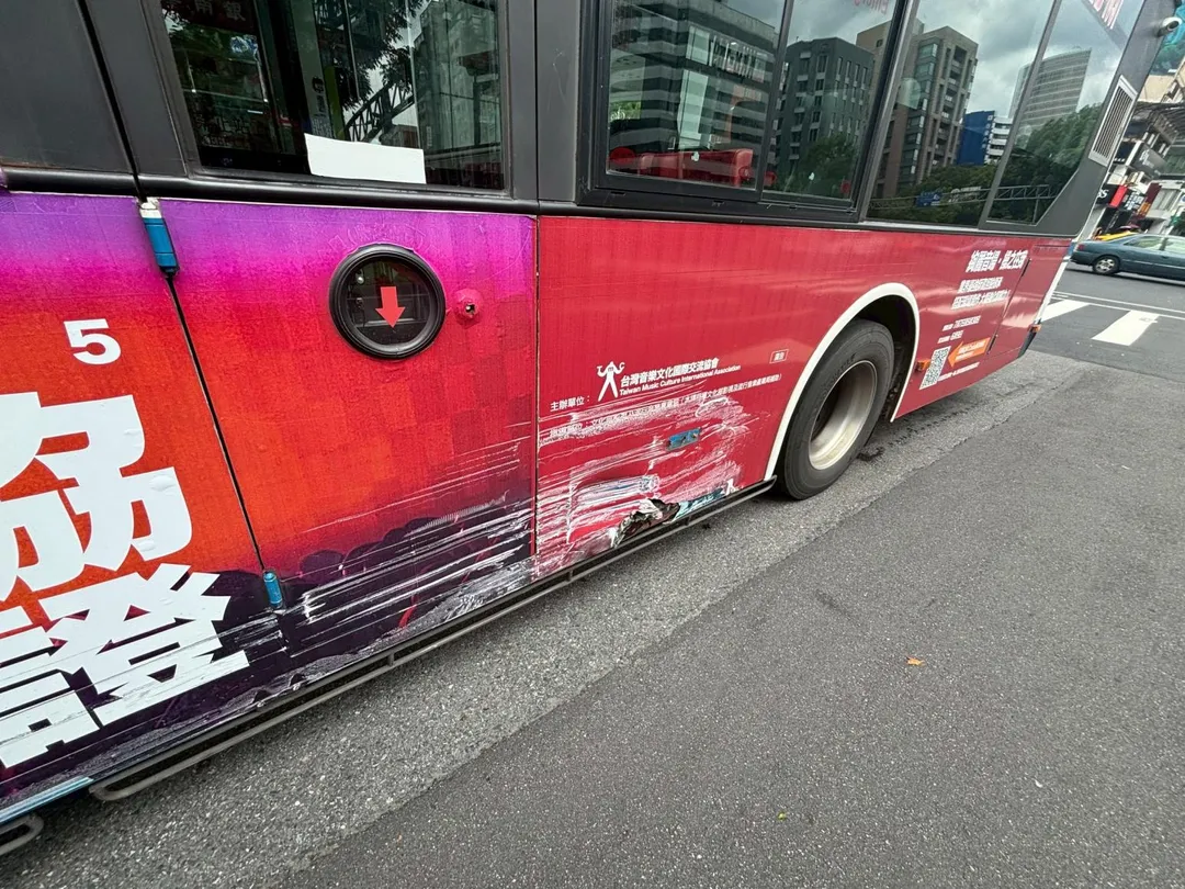 公車遭撞車側磨損。（圖／翻攝畫面）