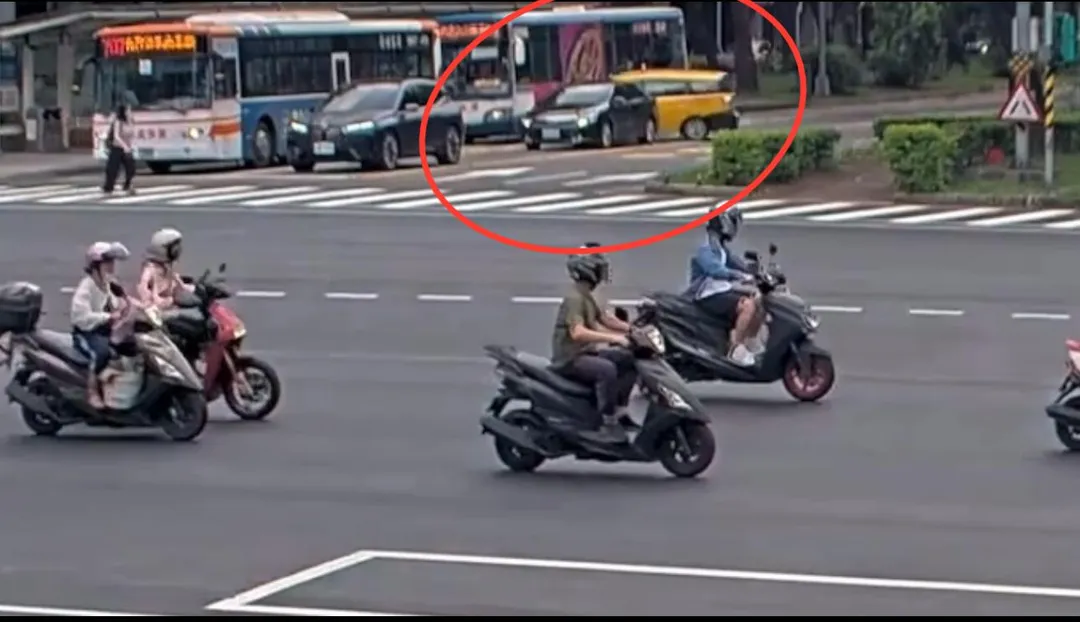 計程車疑煞車失靈撞擊公車。（圖／翻攝畫面）