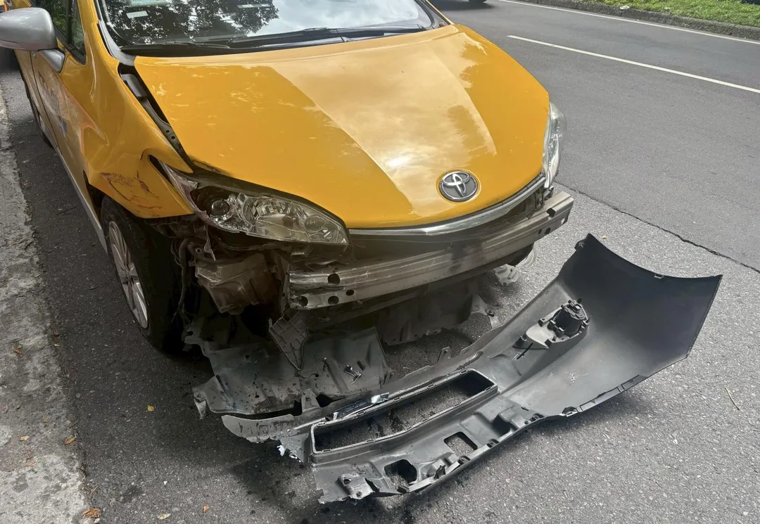 肇事計程車車頭受損。（圖／翻攝畫面）