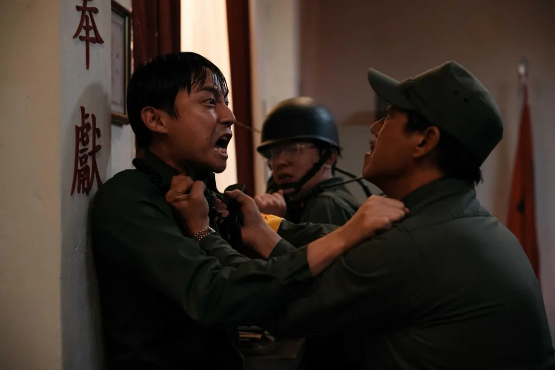 大鶴因為氣胸沒當過兵， 感謝出演《閩江船事件》可以圓當兵夢。（圖／沉默老兵電影 提供）
