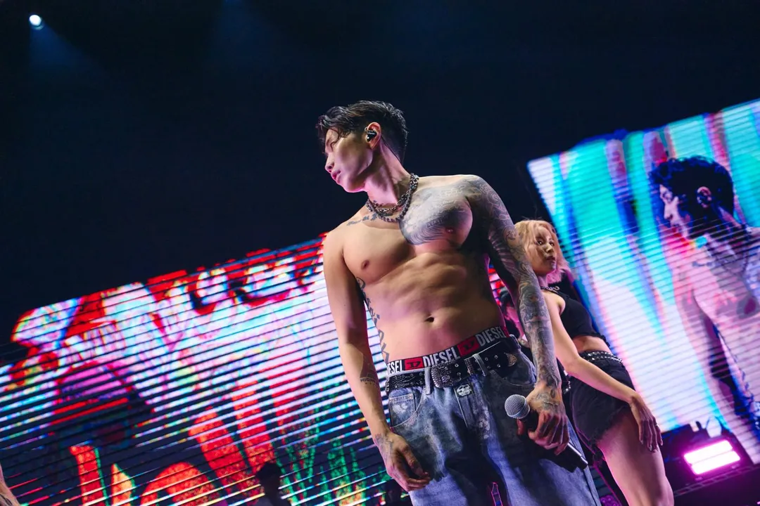 朴載範睽違6年來台開唱,嗨脫衣秀結實身材。(圖/Live Nation Taiwan 提供)