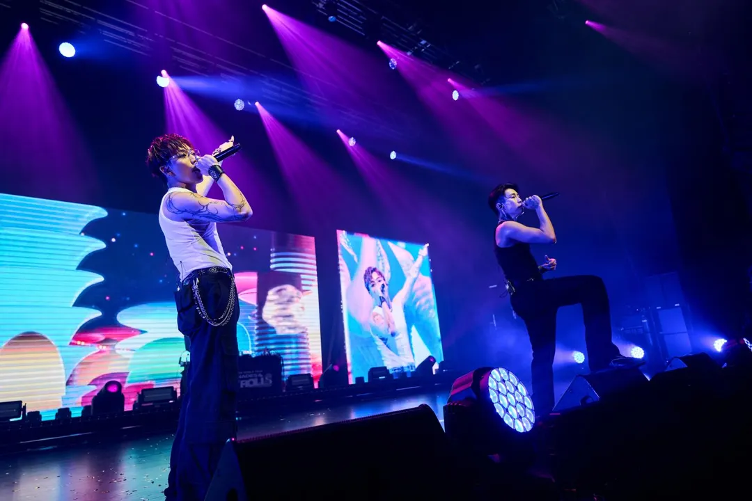 朴載範(右)找來⾦曲R&B創作才⼦ØZI(左)擔任驚喜嘉賓。(圖/Live Nation Taiwan 提供)