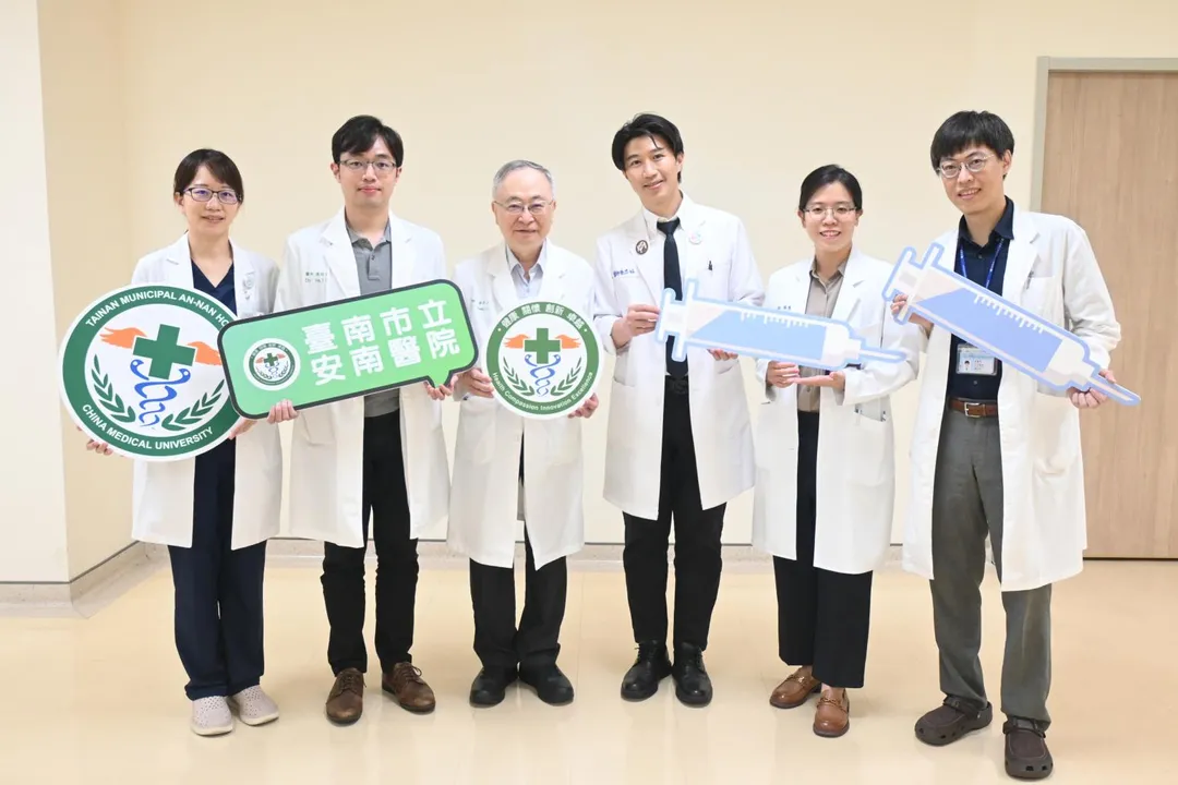 家醫科醫師們提醒，高風險族群別忘了施打第二劑JN.1新冠疫苗，守護自身與家人健康，安心度過疫情高峰。（圖／臺南市立安南醫院）