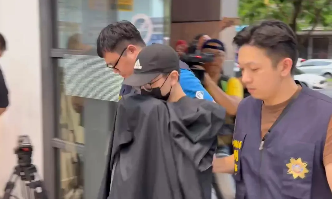 嫌犯吳男遭逮捕帶回分局。(圖/翻攝畫面)