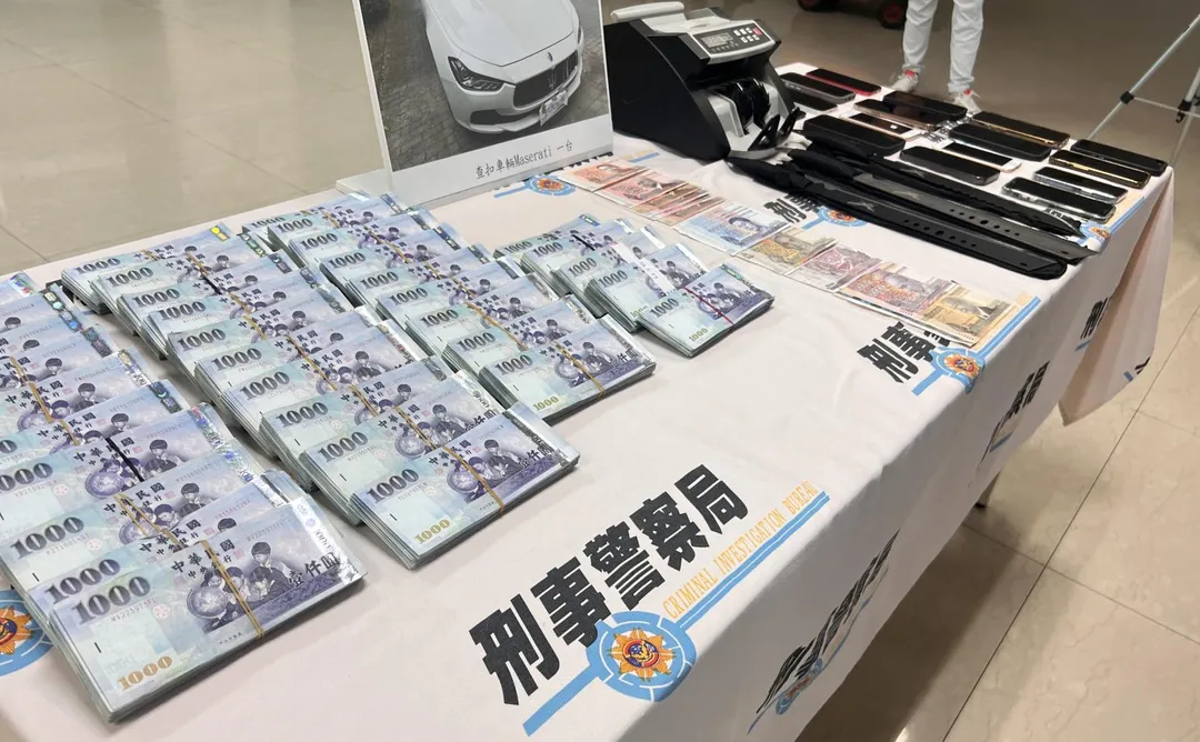 警方查扣現金刀械等贓證物。（圖／翻攝畫面）