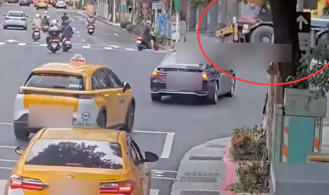 肇事吊車在路口輾過女騎士。（圖／翻攝畫面）