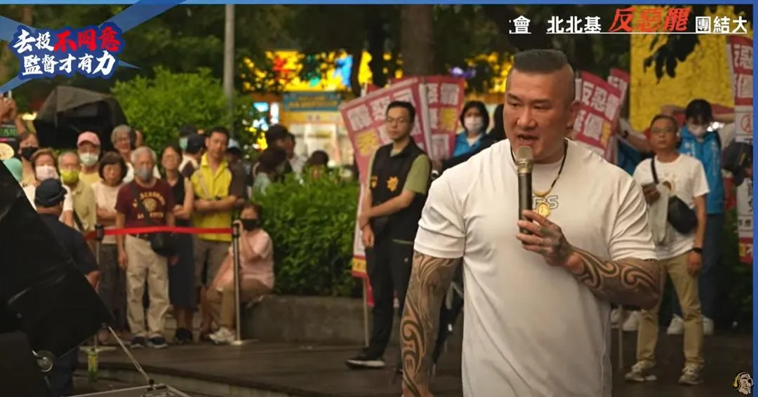 館長痛批民進黨只會喊抗中保台現在卻被大陸笑我們是井底之蛙。（圖／館長惡名昭彰YT）