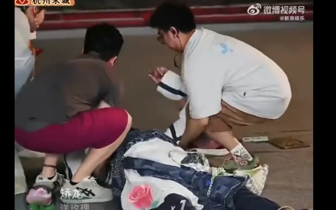 馬景濤被扶起仍是一臉迷茫，眼神渙散。（圖／翻攝自微博）