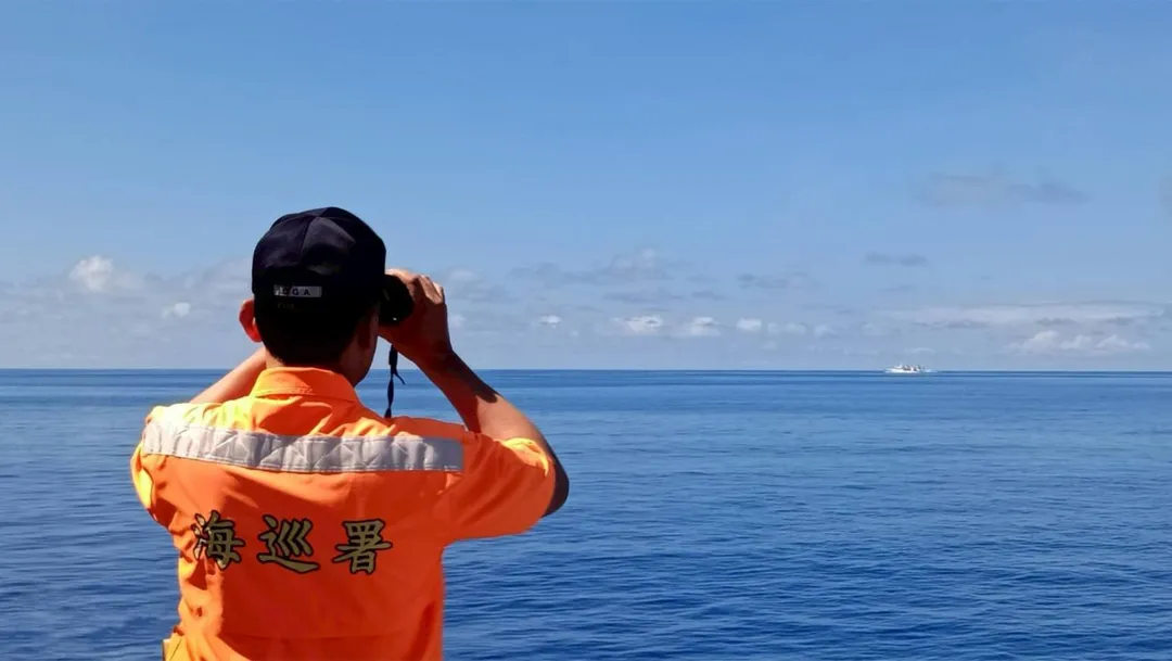 海巡隊員監控大陸海警船。(圖/海巡署)