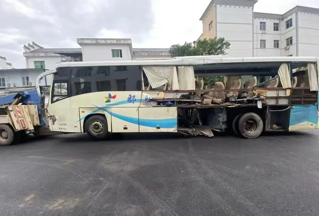 江西一輛搭載約40名中考學生大巴車，返程途中與聯結車相撞。（圖／翻攝微博）