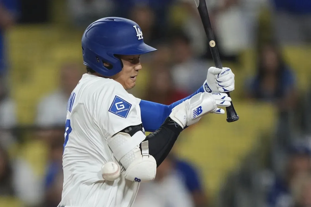 大谷翔平右側背肌仍有明顯瘀青。（圖／美聯社）