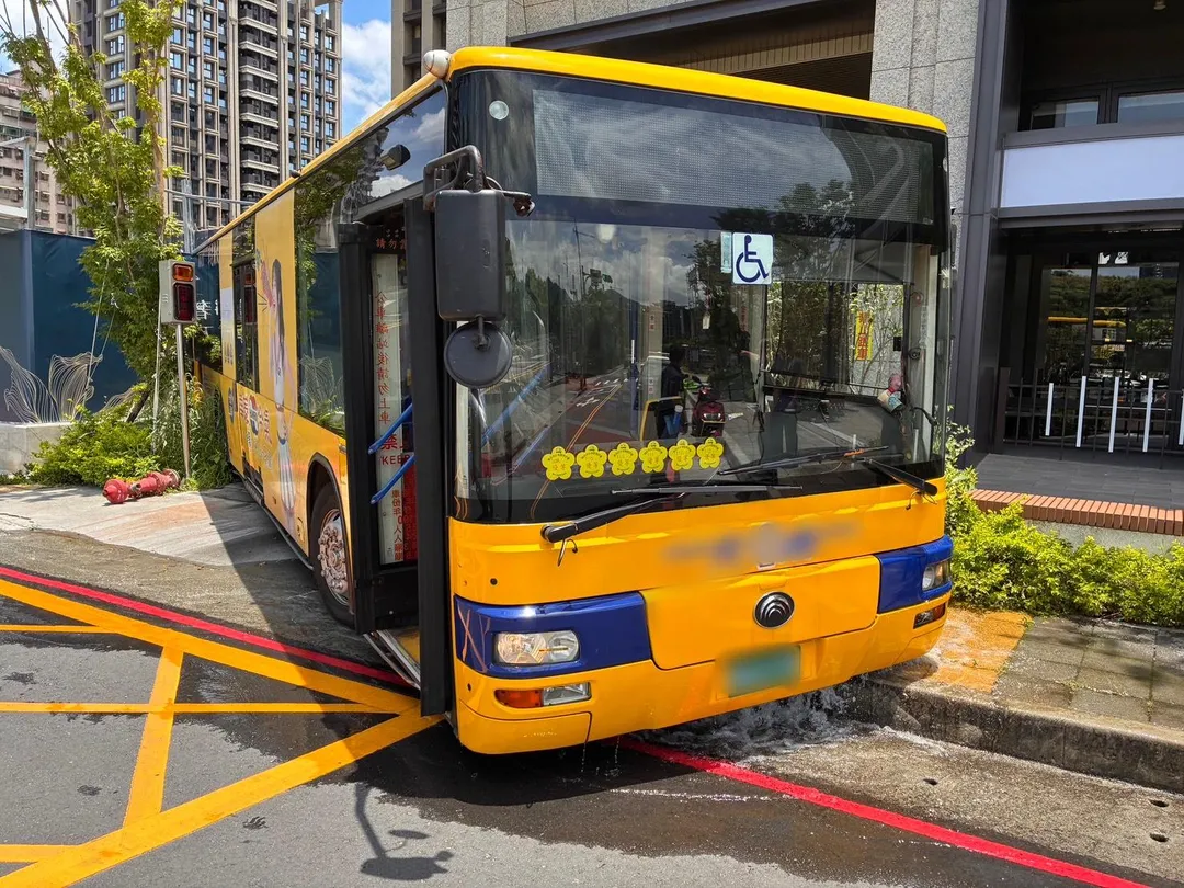 公車最後滑行衝上人行道撞上消防栓才停止。（圖/警方提供）