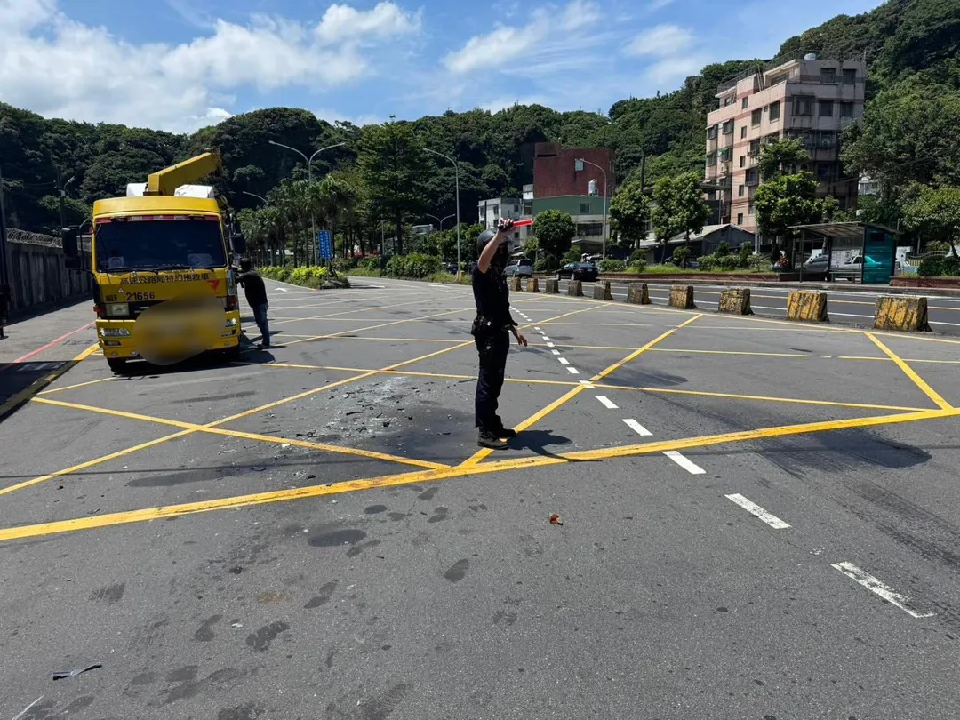 碰撞車禍占用雙向車道，警方指揮車輛改道以紓解車潮。（圖／翻攝畫面）
