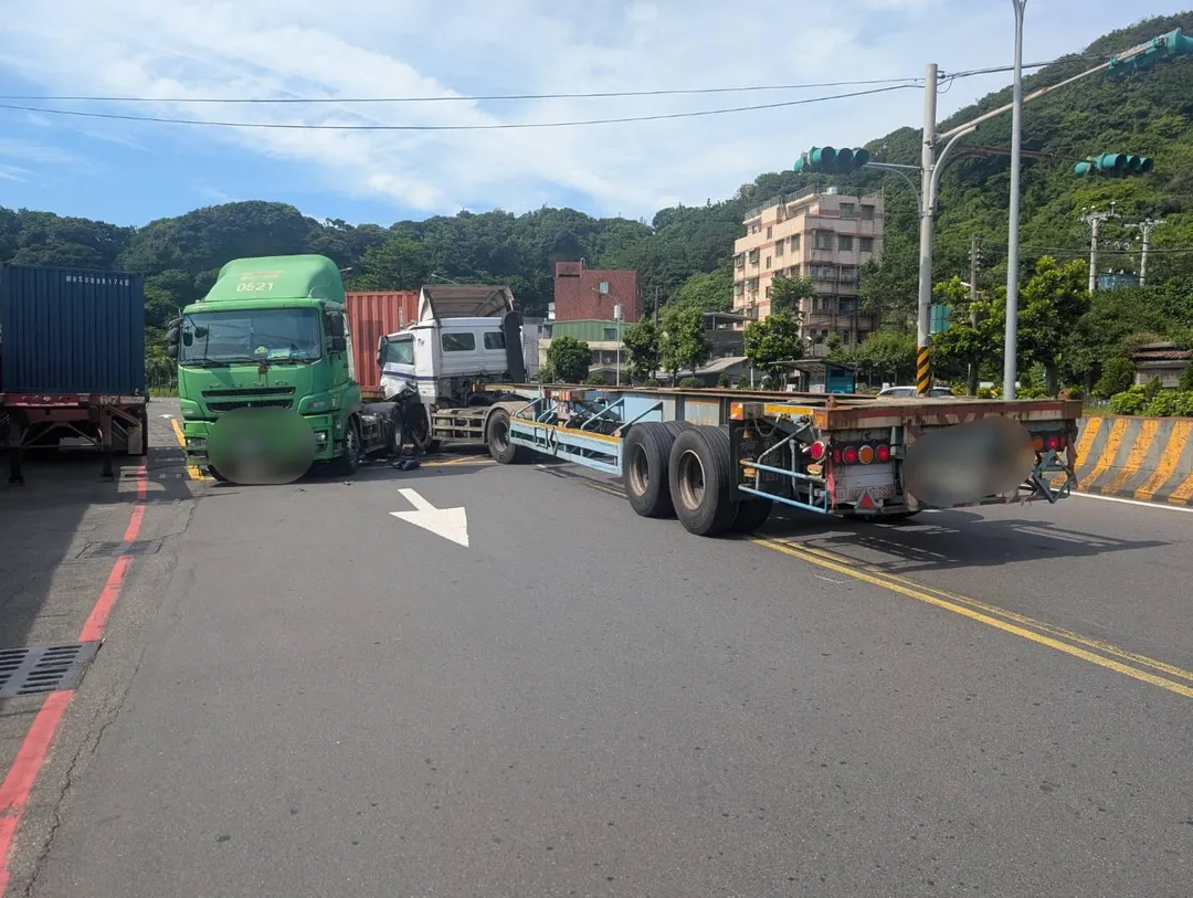 發生事故的綠色車頭、白色車頭的貨櫃車堵住西岸道路。（圖／翻攝畫面）