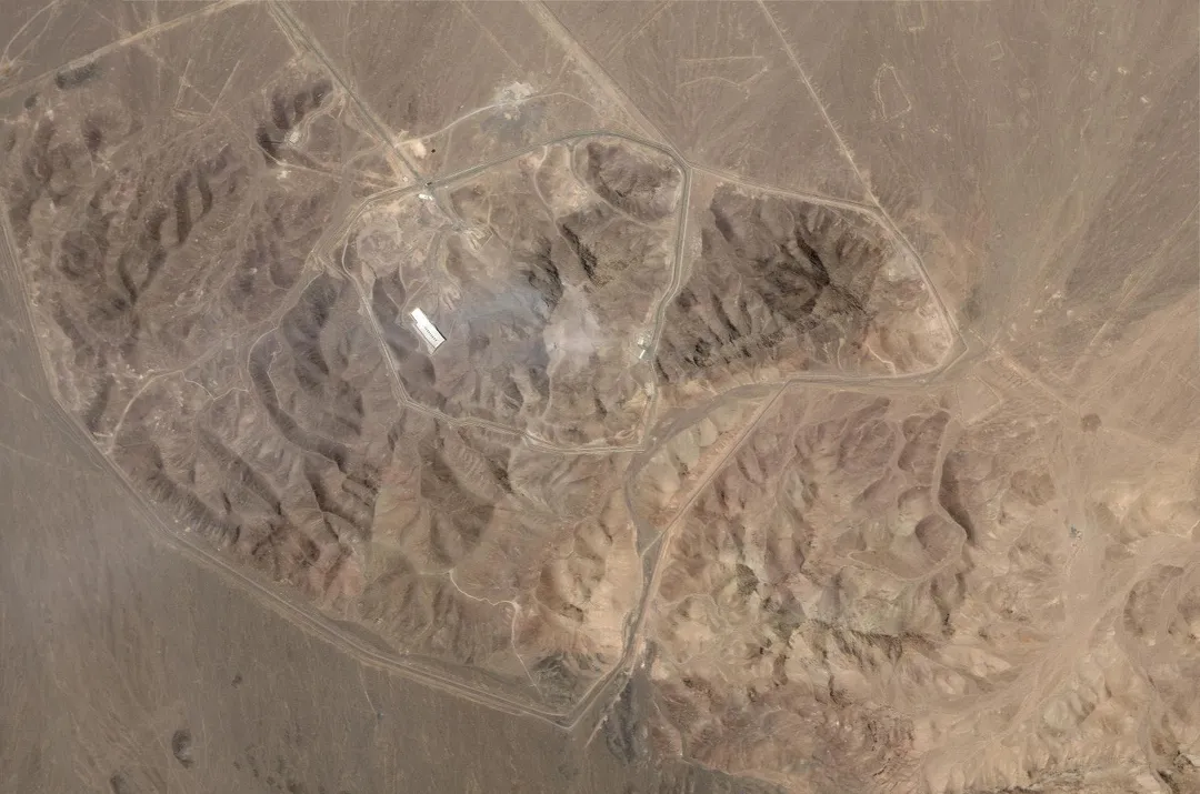 伊朗中部聖城柯姆的福爾多濃縮廠22日遭美軍攻擊。（圖／美聯社）
