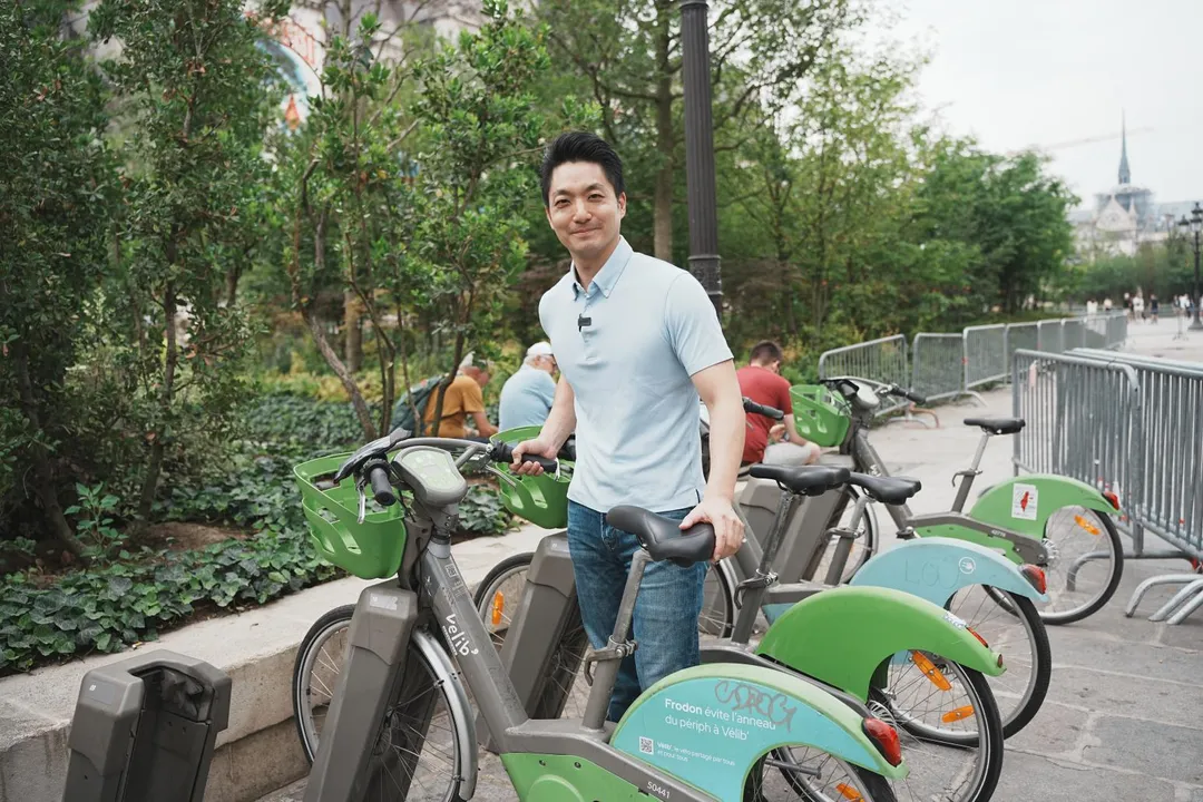 台北市長蔣萬安參訪法國，體驗巴黎的共享單車。（圖／台北市府提供）