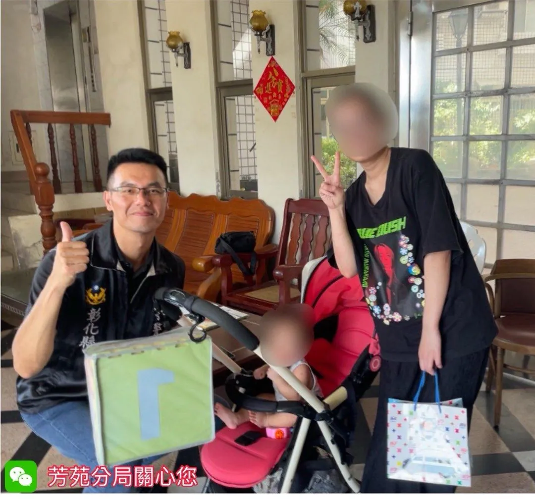 芳苑分局第三組巡佐許宏榮在執行外責區訪查時，得知這對越南籍新住民家庭的故事。（圖／翻攝自芳苑分局臉書粉專）