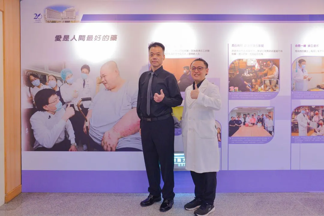 2025年6月吳先生已瘦至80公斤，且體重持續下降中，與張健輝醫師合影。（圖／台北慈濟醫院）