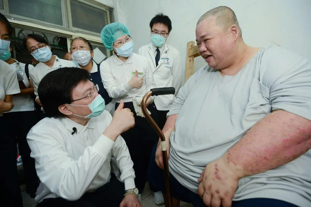 2020年台北慈濟醫院醫護團隊到吳先生家家訪。（圖／台北慈濟醫院）