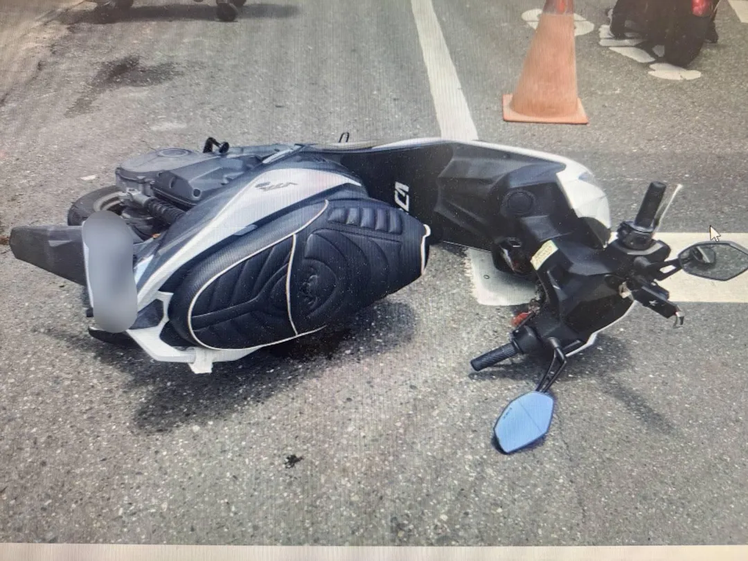 台南女騎士輾過豬大腸打滑自摔。（圖／警方提供）