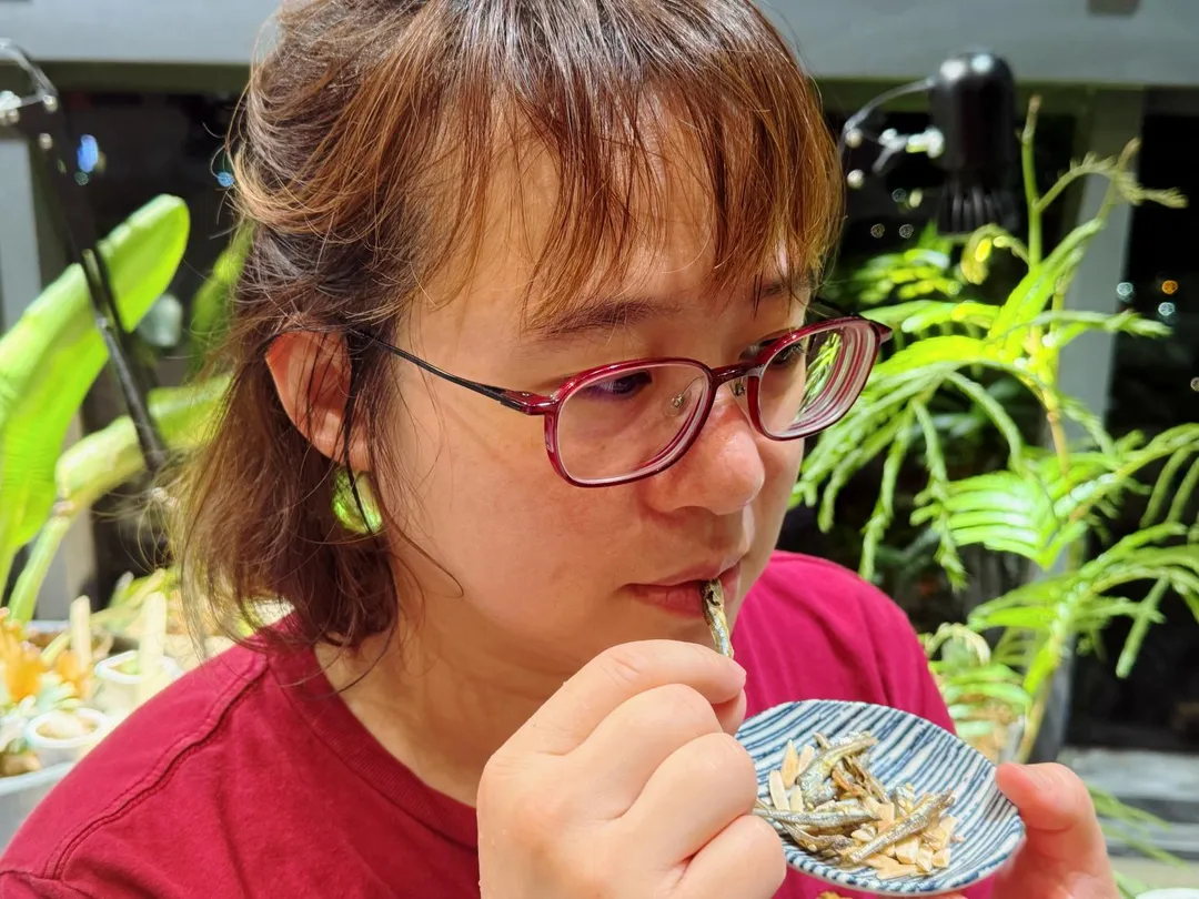 維持骨骼健康,不可忽視鈣質攝取,可透過牛奶、優酪乳、小魚乾等補充。(圖/台南市立醫院)