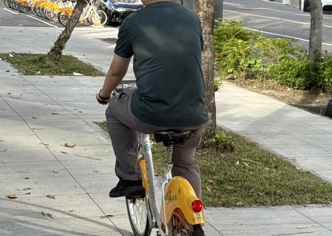 規律運動如游泳、瑜伽、騎腳踏車等,有助於關節靈活與體重控制,減少關節負擔。(圖/台南市立醫院)