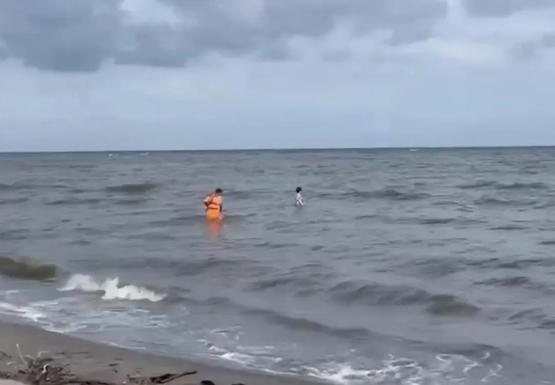 女子欲輕生步入大海，海巡即時救援成功挽回一命。（圖／海巡提供，下同）