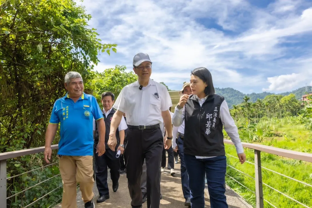桃園市長張善政、立委邱若華視察「草嶺溪水環境營造工程（頭寮步道段）」。（圖／邱若華臉書）