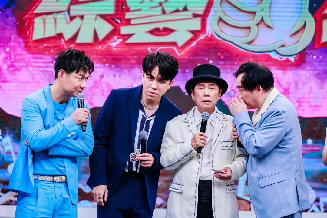 黃西田（左3）因在節目中搶了許志豪（左2）的風采向他賠罪。（圖／中視提供）