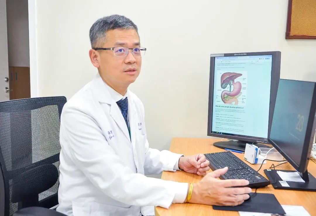 臺北市立萬芳醫院消化內科張智翔主任提醒，若已知有膽結石者，應與醫師討論是否需進一步處理，在特定情況下有可能成為重大病變的起點。（圖／萬芳醫院提供）