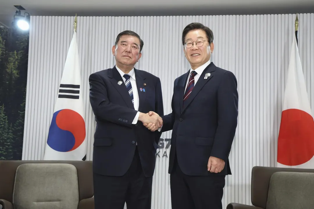 日本首相石破茂（左）與南韓總統李在明（右）17日在加拿大召開的G7會議期間會面。（資料照／美聯社）