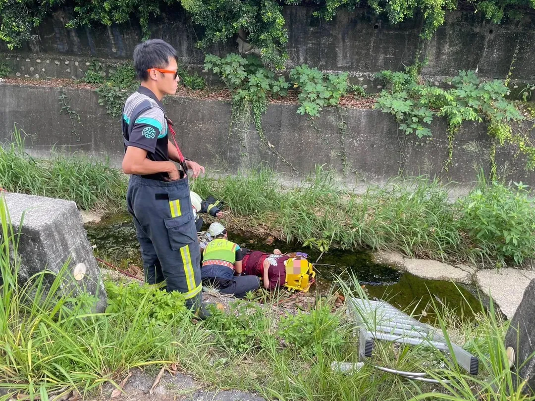 彰化一名婦人23日上午騎車行經田坑路一段石牌國小後方大排時,突因不明因失控衝進大排內。(圖/警方提供)