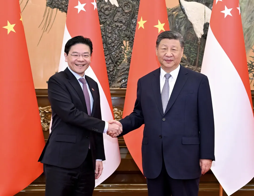 大陸國家主席習近平（右）會見來訪新加坡總理黃循財（左）。（圖／新華社）