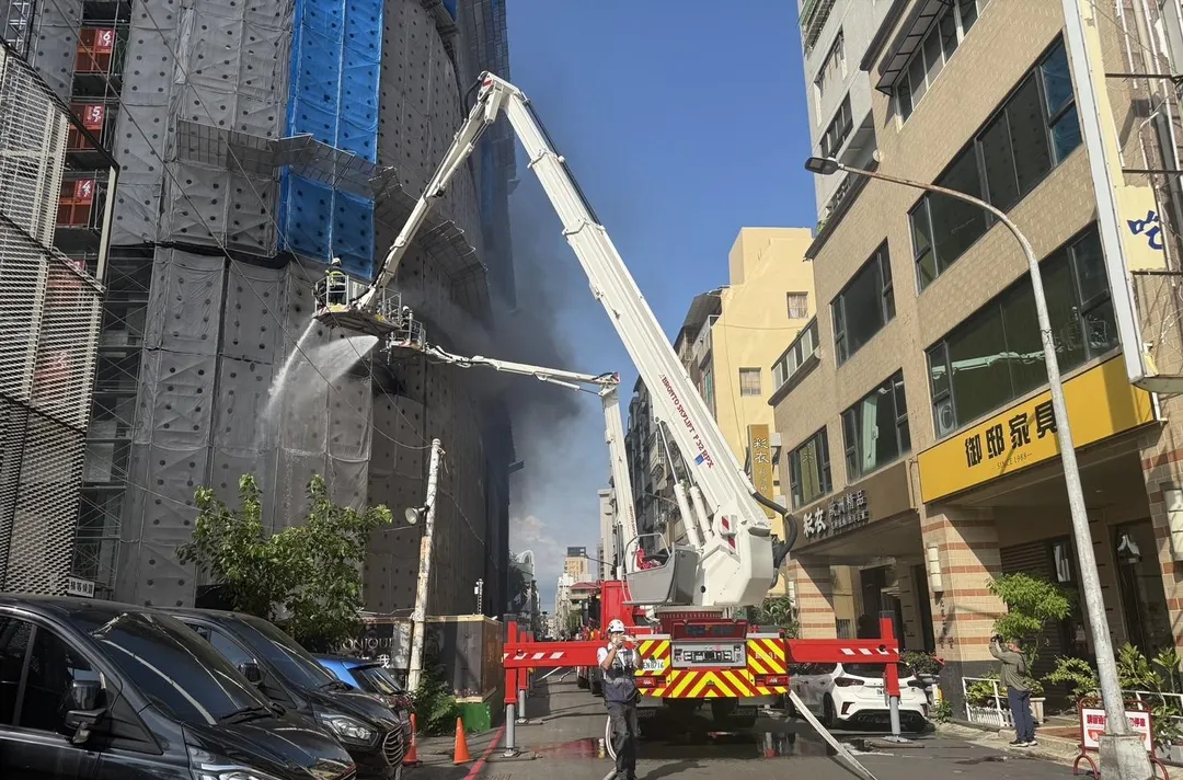高雄市前金區光復二街一處興建大樓發生火警。（圖／翻攝畫面）