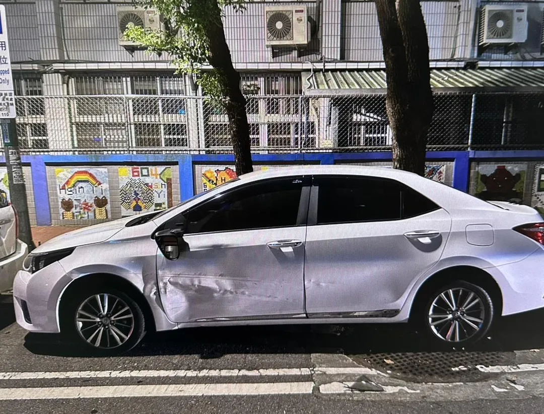 路邊停放的2部自小客車與12輛機車都遭到4名嫌疑人的「街頭追逐戰」波及。（圖/警方提供）