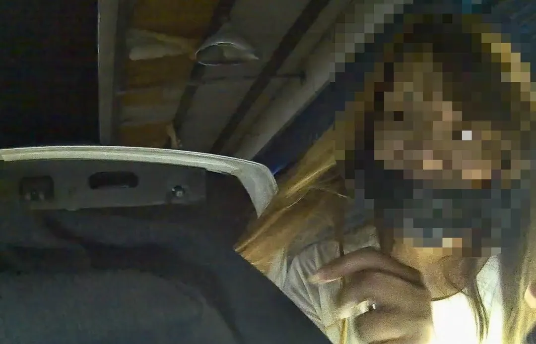 女子遭警方查出身揹3條通緝。(圖/翻攝畫面)