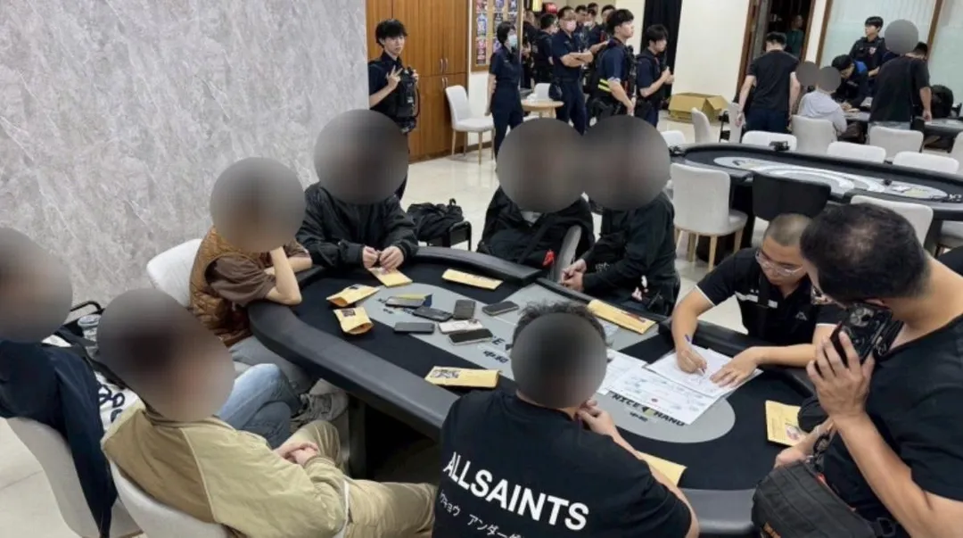 警方破獲職業賭場查獲32人。（圖／翻攝畫面）