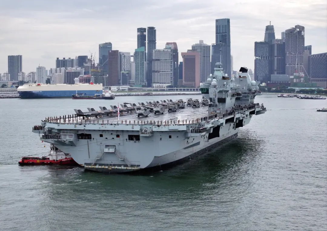 英國皇家海軍航空母艦「威爾斯親王號」抵達新加坡。（圖／翻攝自X＠DefenceHQ）