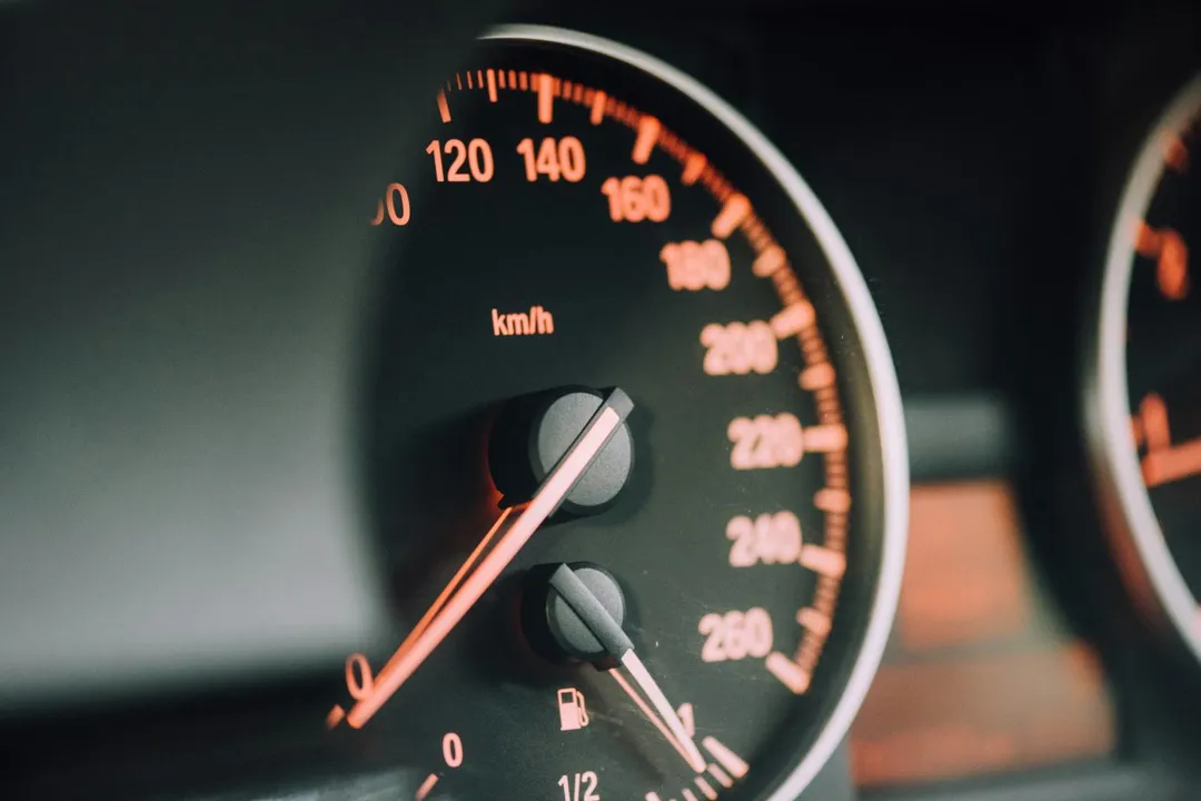 美國佛州一名父親把孩子留在車內，活活熱死，（示意圖／unsplash）