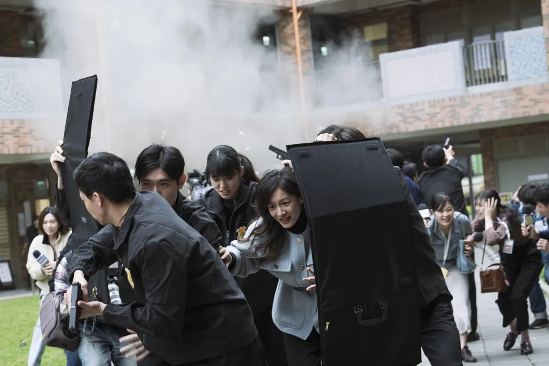 《零日攻擊》Janet（中）飾演的總統遭遇恐攻。（圖／牽猴子 提供）