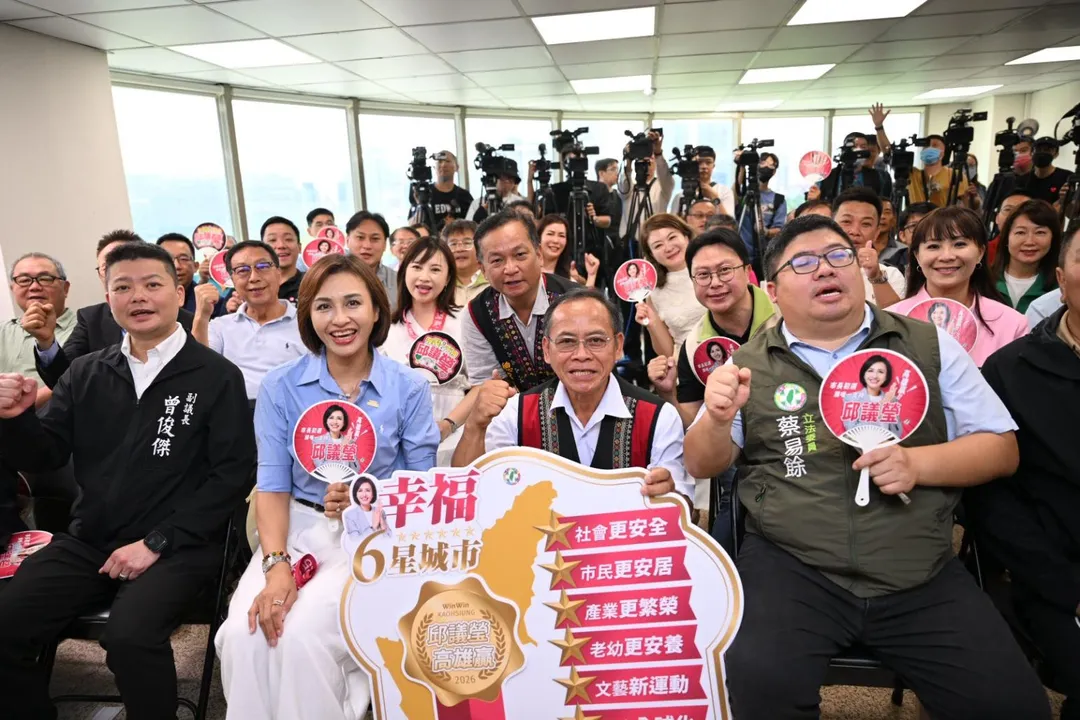 民進黨立委邱議瑩有意問鼎下屆高雄市長,她於25日在三民區成立「高雄贏競選辦公室」,不僅湧言會要角趙天麟到場力挺,初選對手許智傑的胞弟許智善也前來送上祝福。(圖/翻攝邱議瑩臉書)